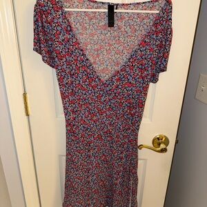 Elegant Floral V-Neck Midi Dress with Tie back for Form Fitting